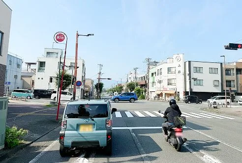 写真の交差点を左折すると永代橋です