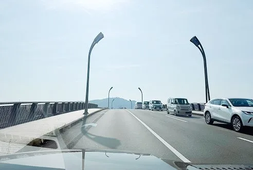 永代橋を渡る