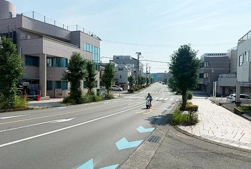 永代橋を降りてすぐの交差点を右折