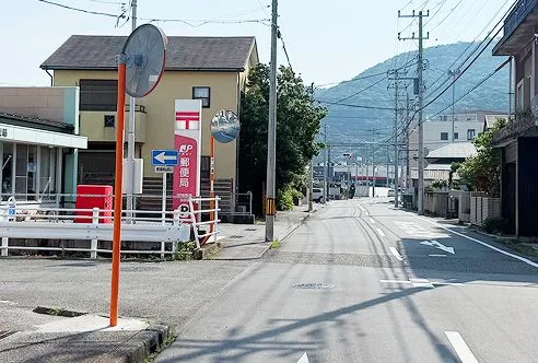西島郵便局が左前に見える交差点を左折